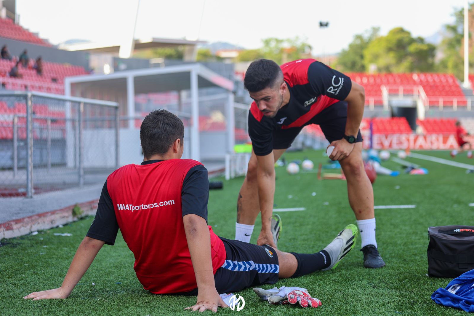 Eric atendiendo a un futbolista en el campo