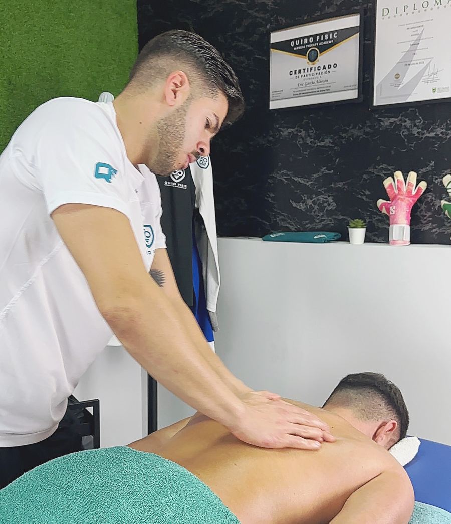 Eric García trabajando la espalda de un paciente