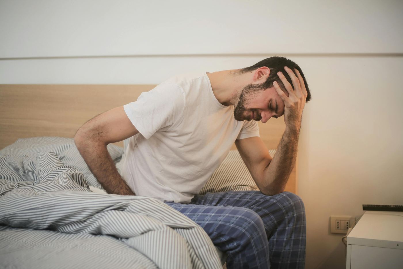 Persona con dolor de cuello al levantarse
